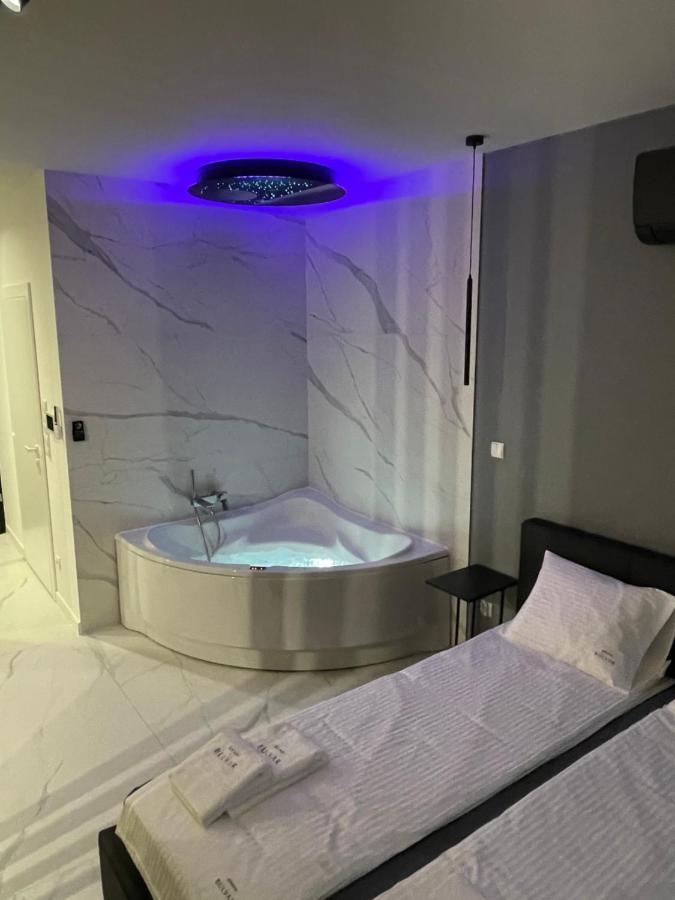 Grand Jacuzzi Apartment